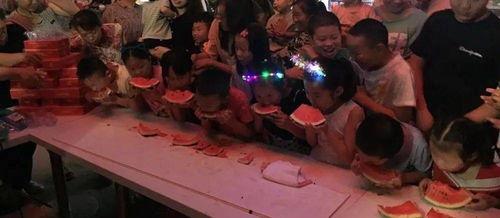 吃瓜网红公交车,网友直呼笑到肚子疼！