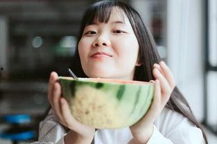 网红女孩拍照吃瓜图片