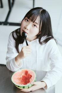 网红女孩拍照吃瓜图片