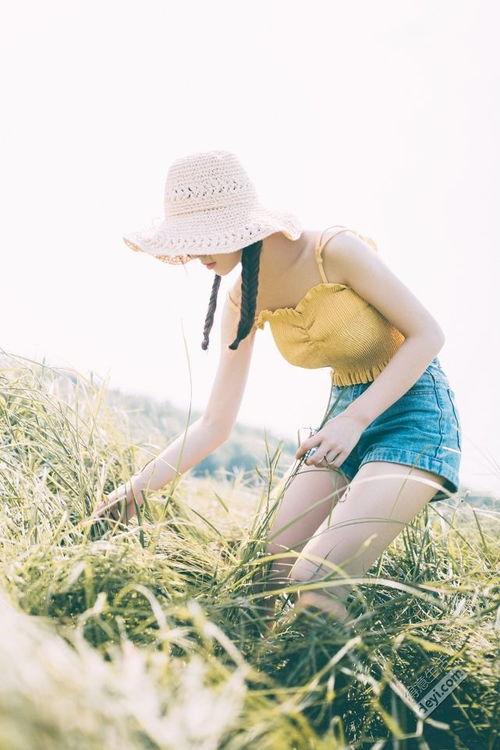 网红女孩拍照吃瓜图片