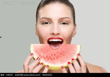 外国网红美女吃瓜图片,外国美女大快朵颐，瓜果飘香引围观